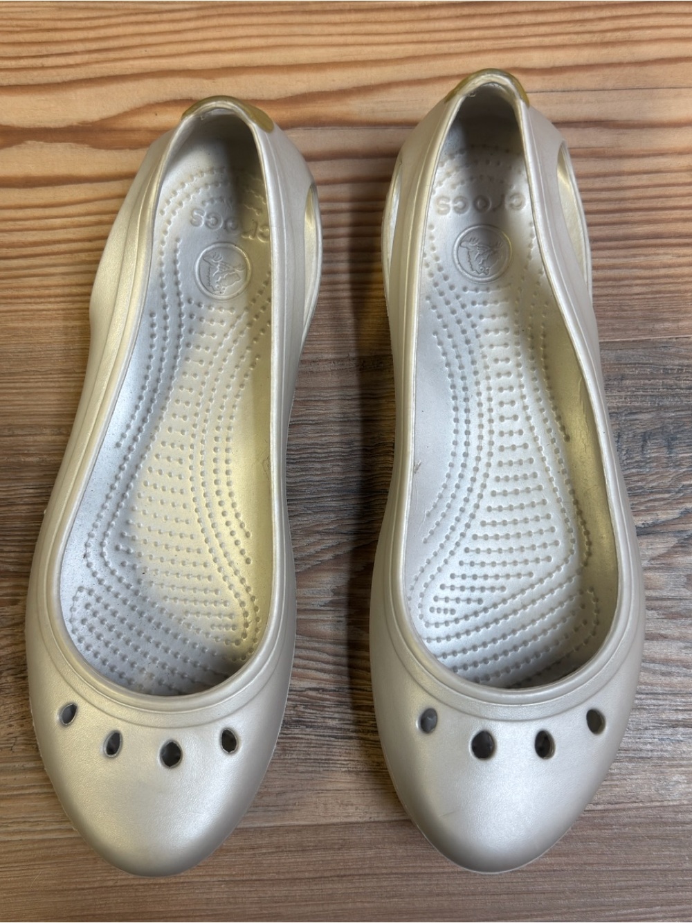 Crocs Kadee Flats Womens Size 10 Metallic Platinum Silver Champagne Ballet Shoes